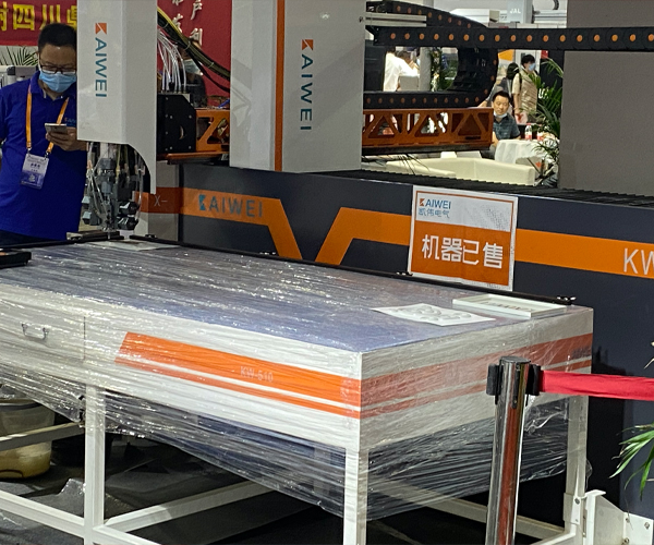 聚氨酯發(fā)泡機(jī)