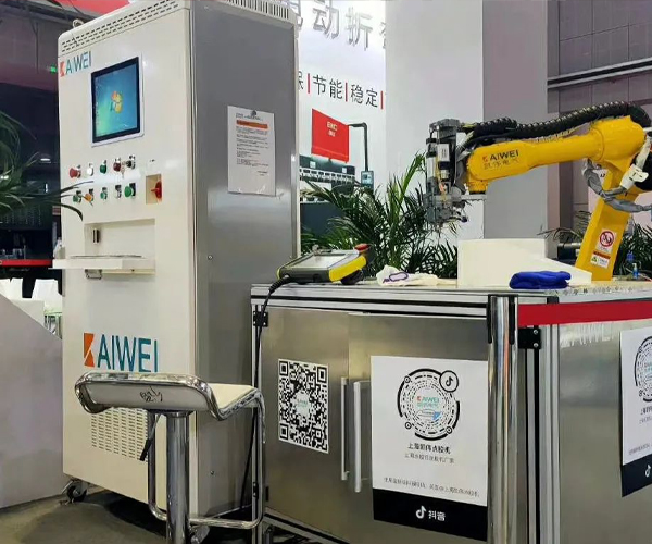 聚氨酯發(fā)泡機(jī)