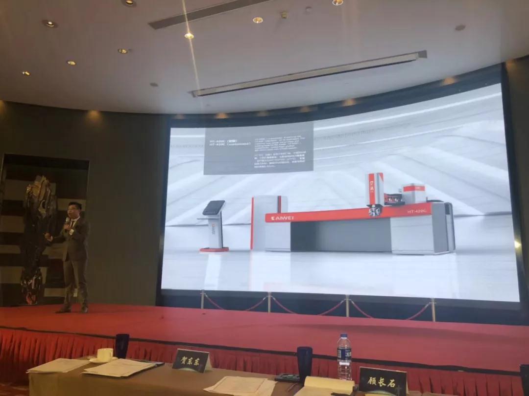 凱偉全自動點膠機