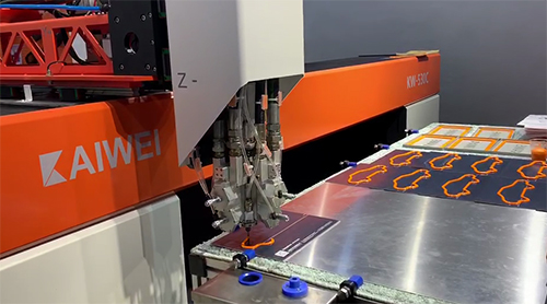 密封發(fā)泡設(shè)備點(diǎn)膠操作